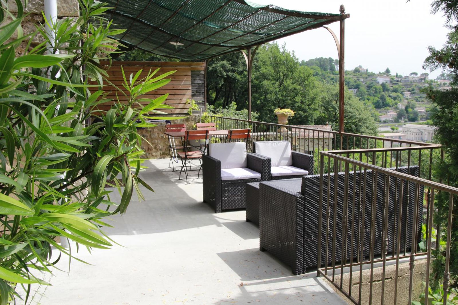 La terrasse panoramique ombragée salon de jardin et plancha..