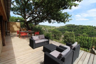 La terrasse panoramique ombragée par le chêne