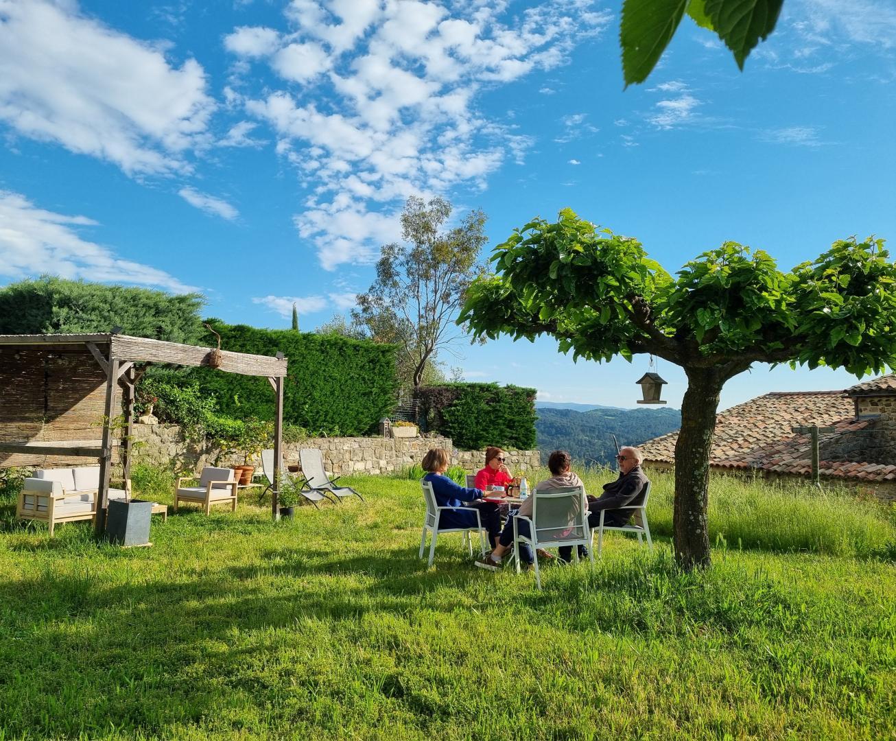 petit-déjeuner au jardin