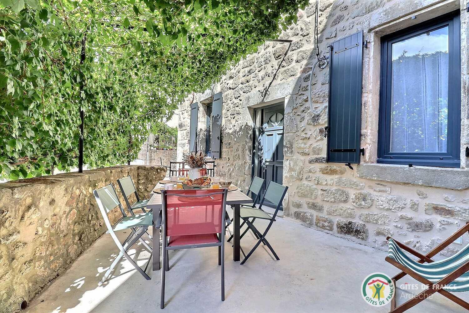 Jolie terrasse sous la vigne vierge