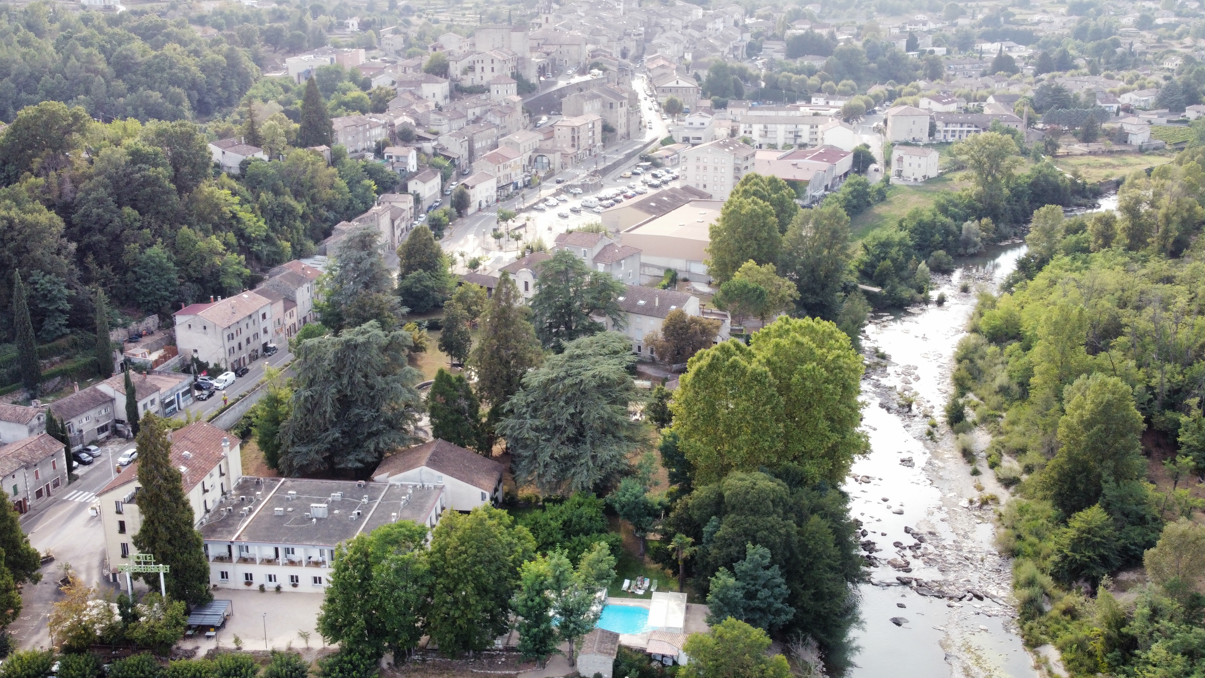 L'hôtel Les Cèdres à l'entrée de Joyeuse
