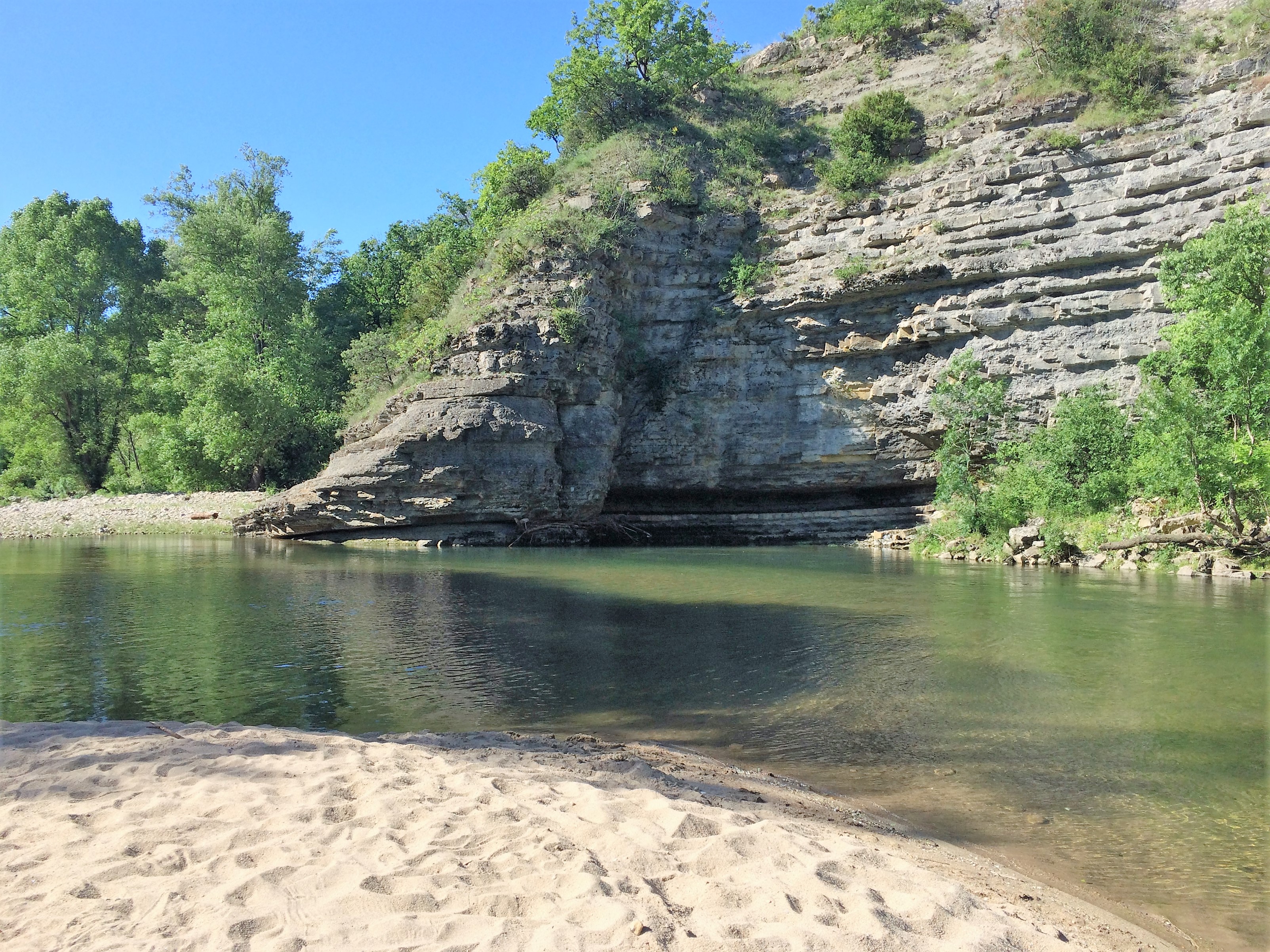 Plage privée du Camping Résidentiel Le Moulinage (route des défilés de Ruoms, Sud Ardèche)