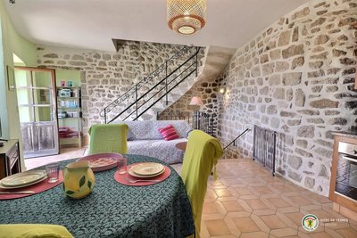 Au 1er niveau, la pièce de vie avec l'accès à la petite terrasse