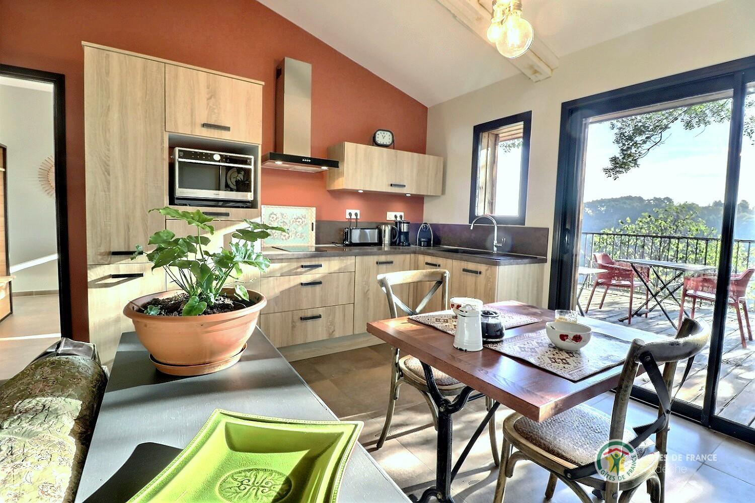 L'espace repas avec accès direct sur la terrasse tout en bois..