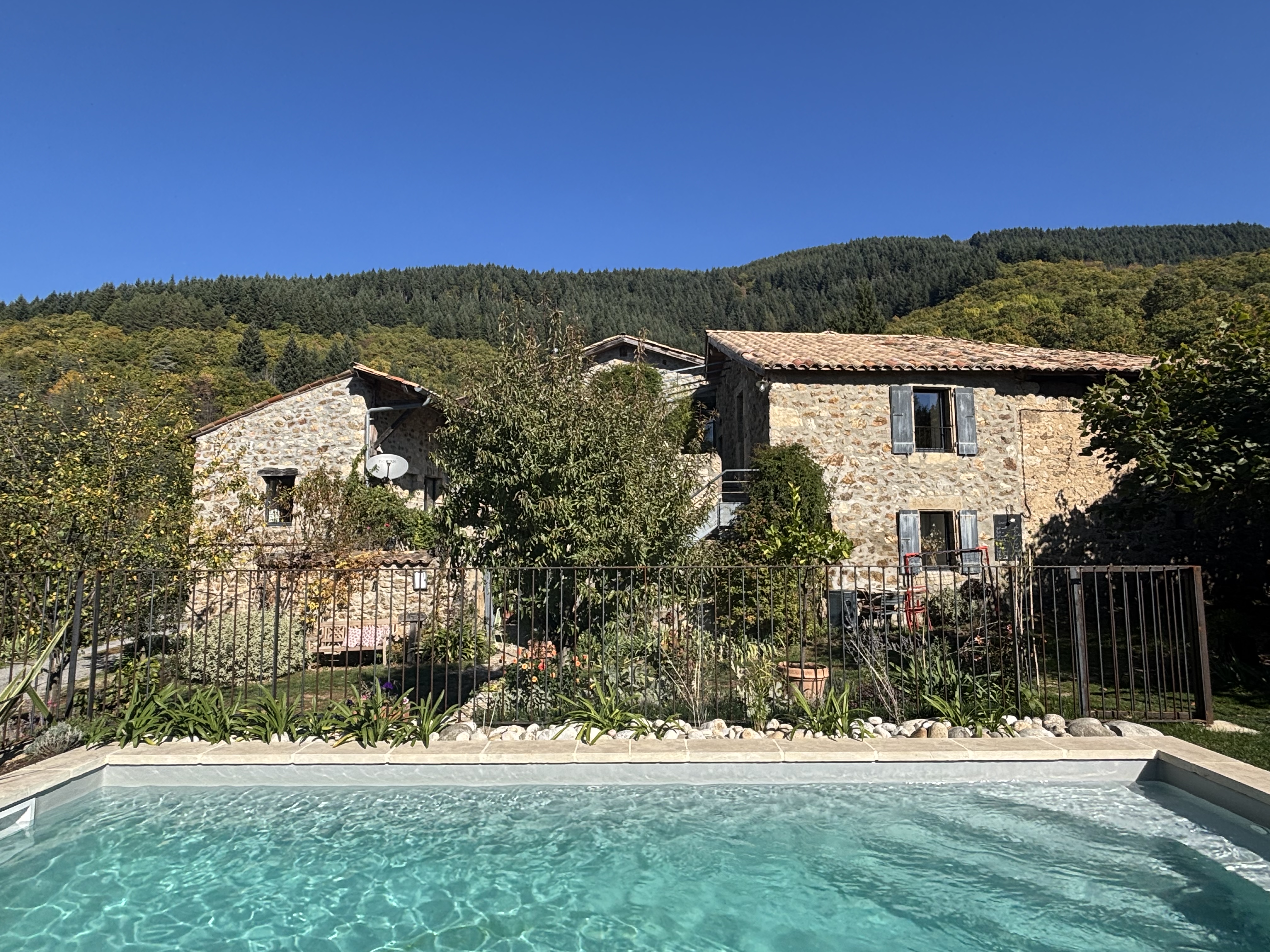 jolie piscine dans un cadre idylique