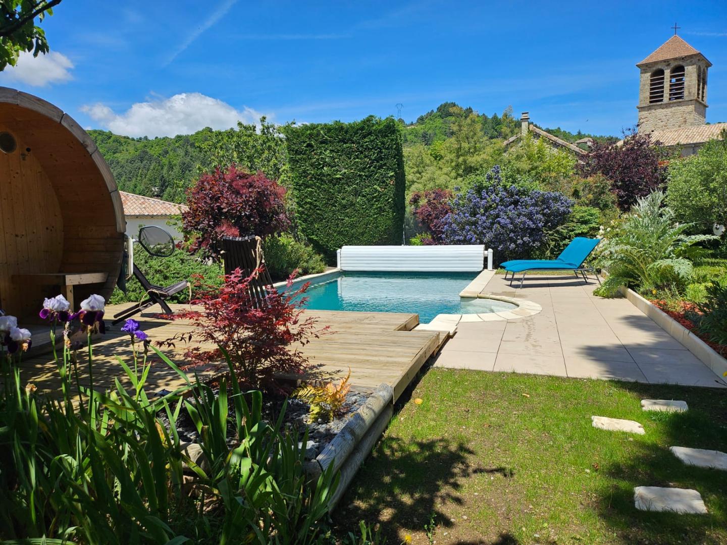 La piscine, le sauna et la vue sur l'église
