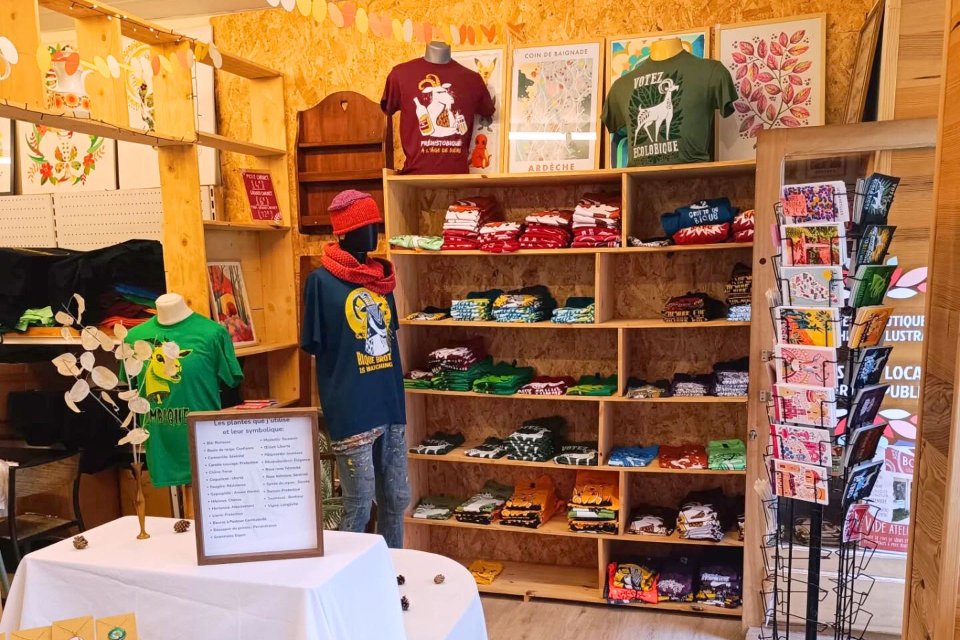 Boutique le Myrtillier à Montpezat-sous-Bauzon - intérieur boutique avec tshirts, cartes postales mais aussi d'autres [...]