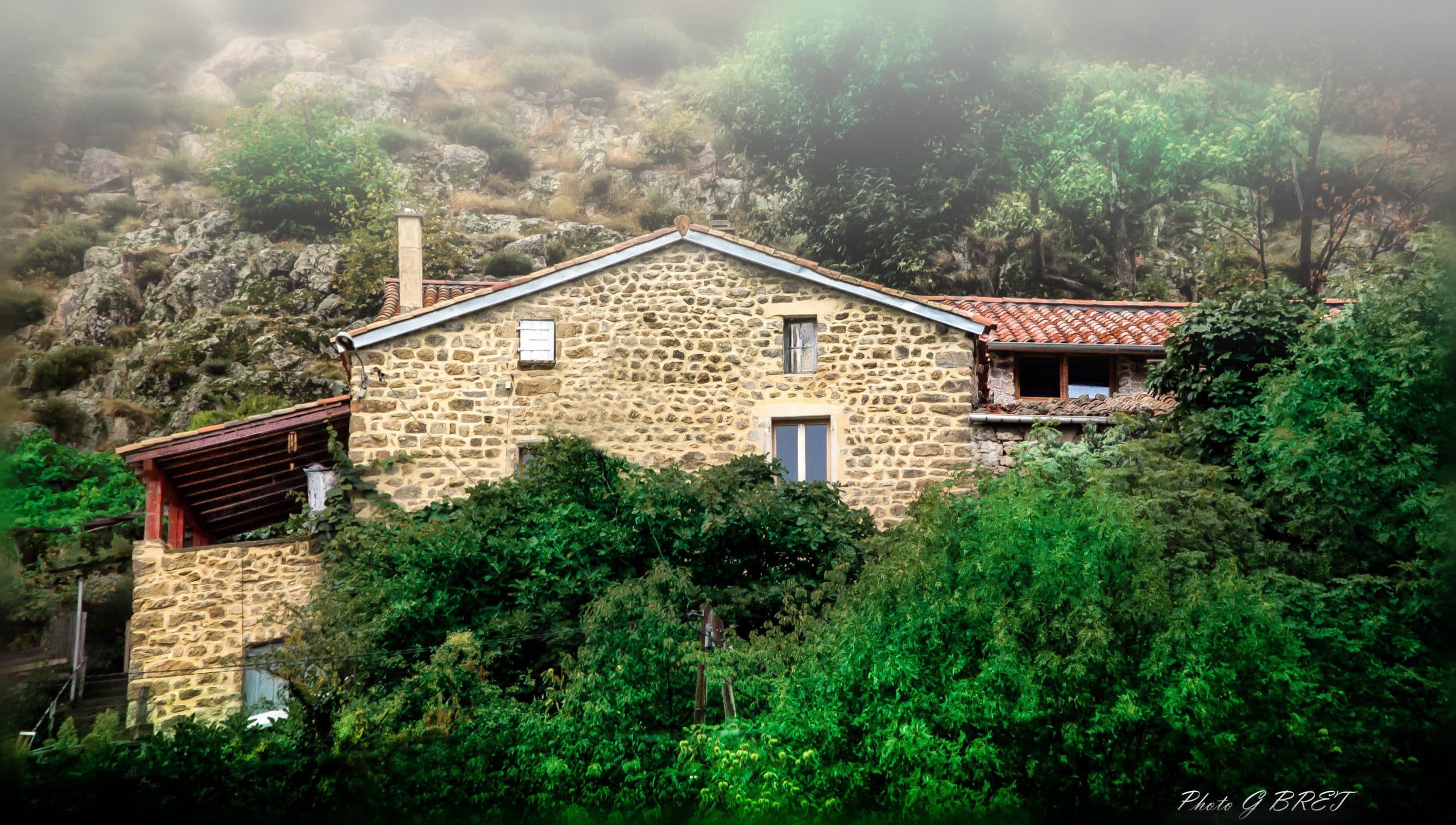 façade Sud de la chambre d'hôtes Quinte et Sens à Barnas en Ardèche