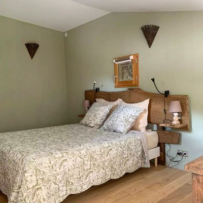 chambre et lit double de la suite les faysses, chambre d'hôtes Quinte et sens à Barnas en Ardèche
