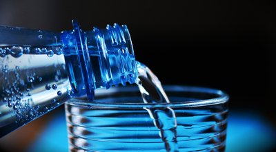 Bouteille d'eau et verre