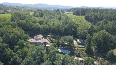 Le Domaine des propriétaires avec le gîte et la piscine à partager