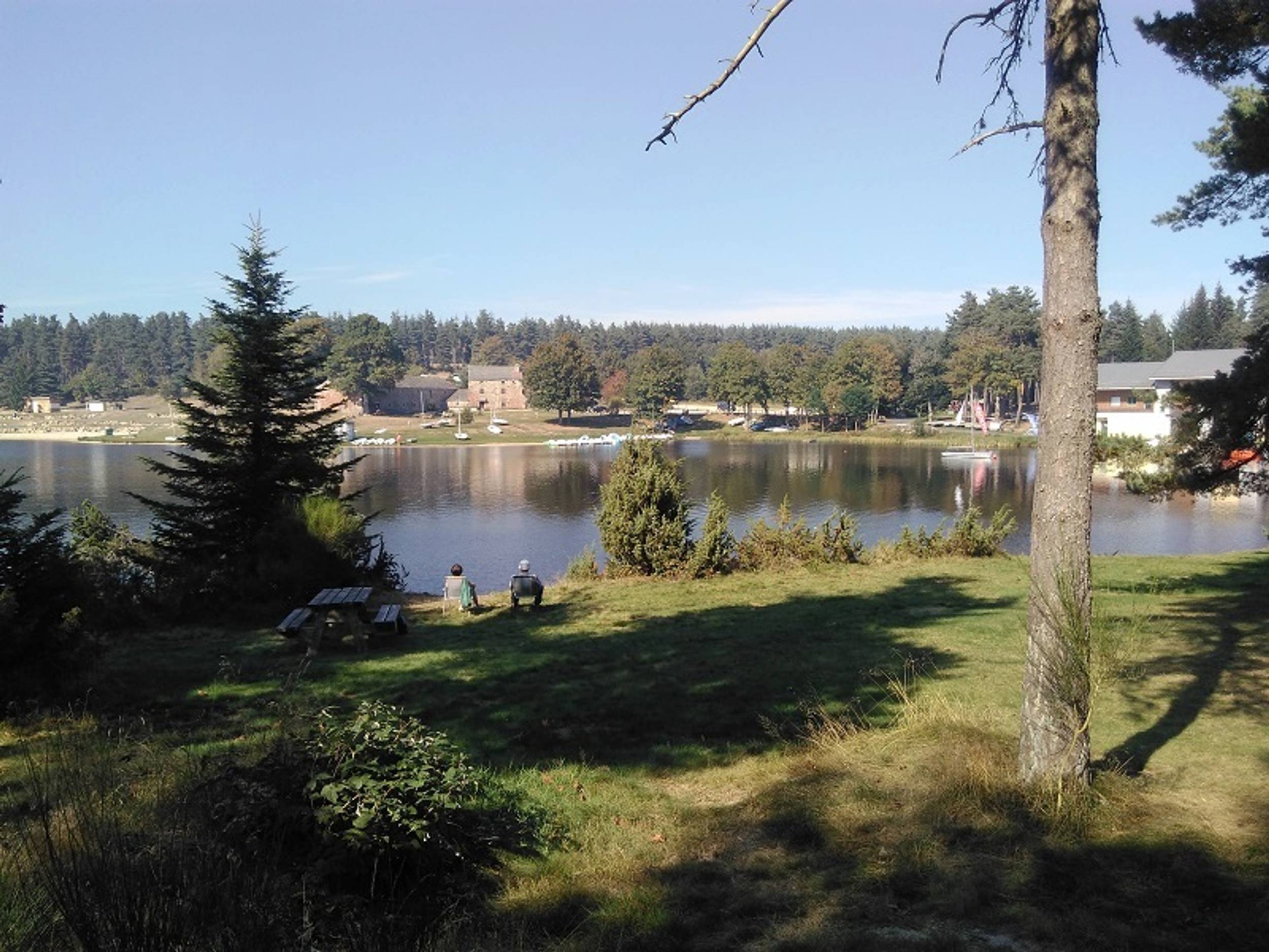 Vue sur la base aquatique du lac de Devesset