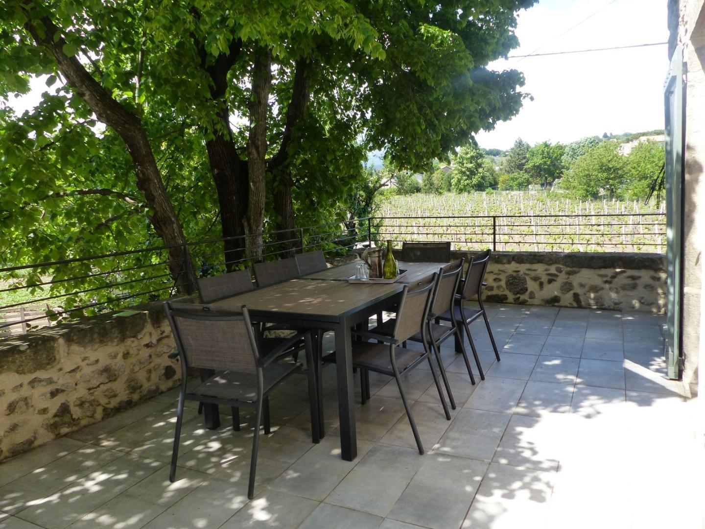 La terrasse à l'ombre du tilleul