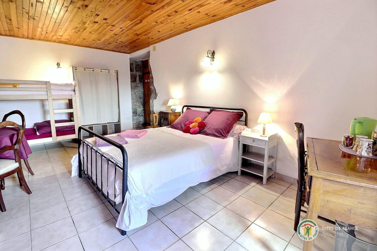 La chambre familiale 1 lit en 140 et 1 lit en 90
