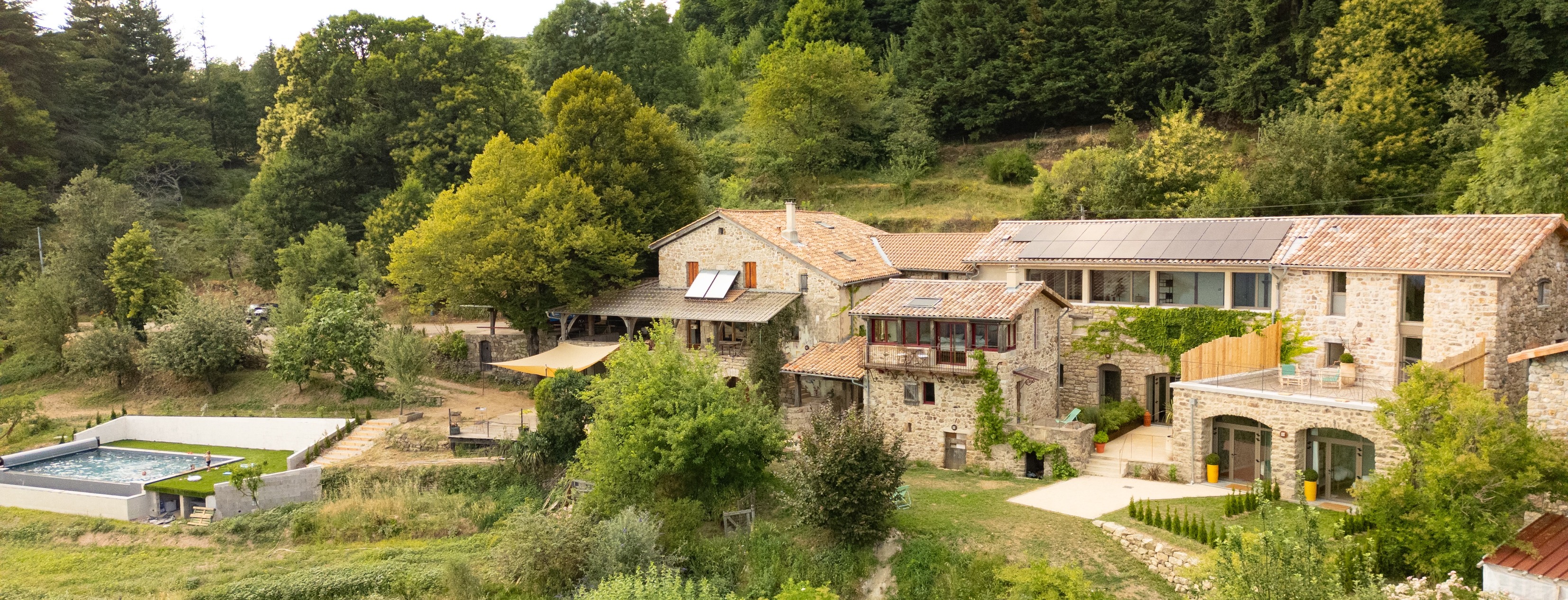 Vue générale de l'hébergement collectif - de groupes - Domaine de l'arbre nouveau à Chirols en Ardèche