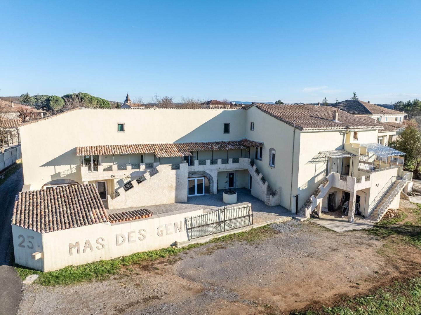Mas des Genêts avec cour privée piscine et salle de jeux