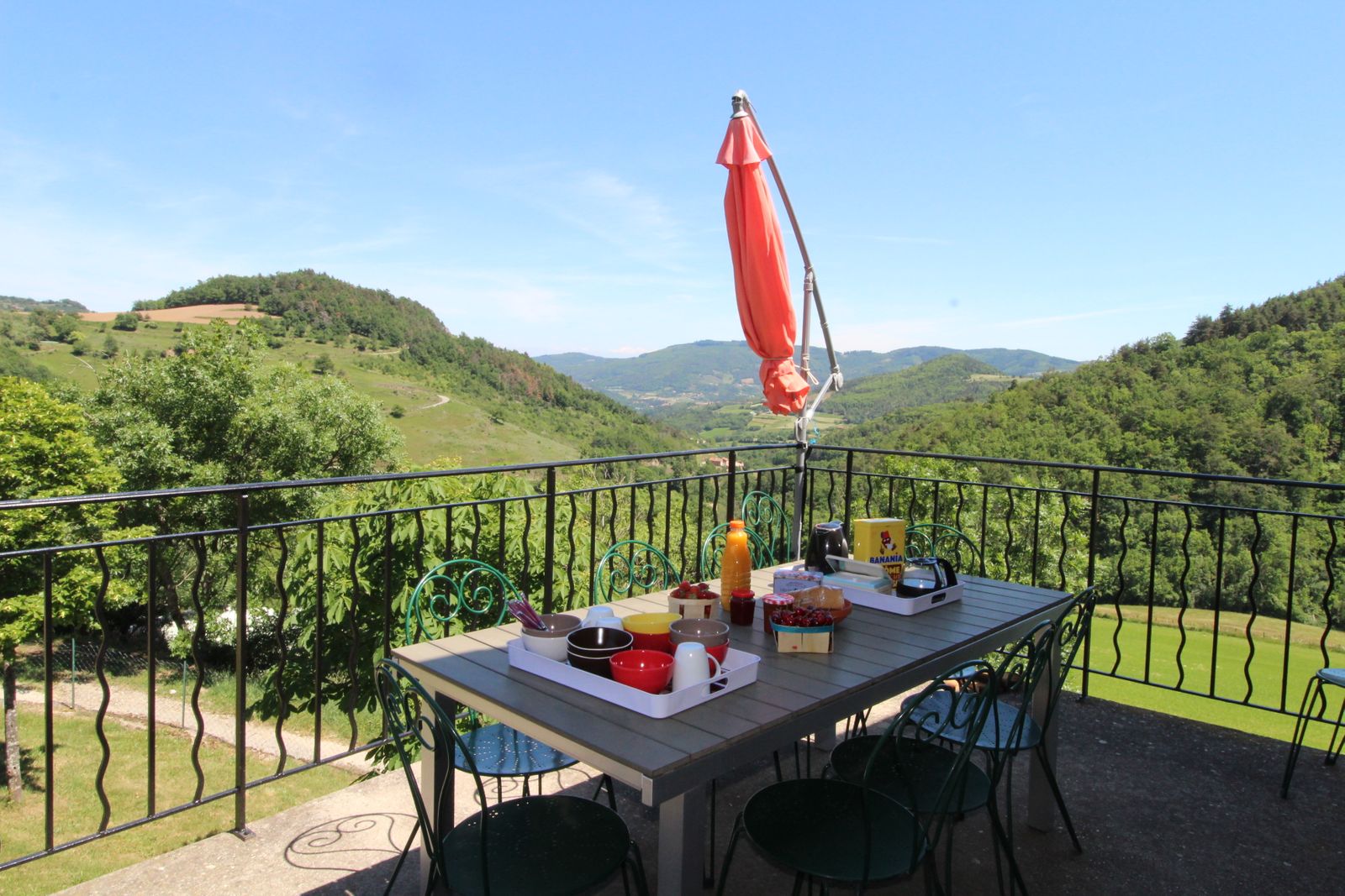 Petit déjeuner sur la terrasse de 20m² avec superbe vue sur la Vallée du Doux