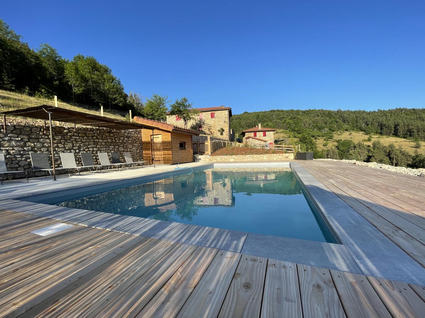 les maisons vue de la piscine