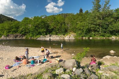 Plage de sable au bord de l'Ardèche au centre de Lalevade