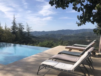 transats au bord de la piscine