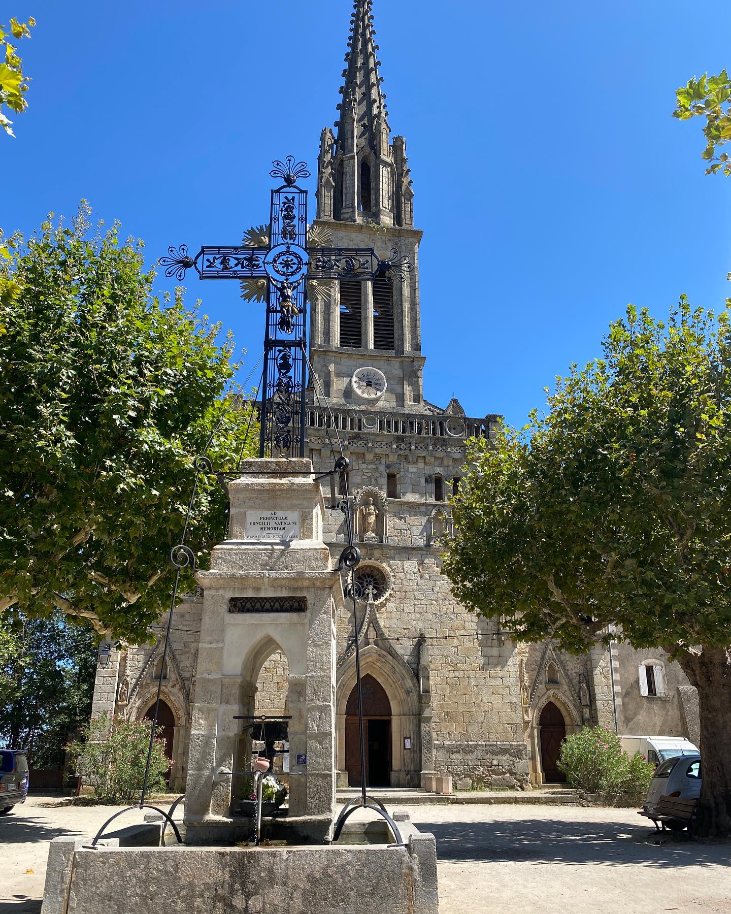 façade eglise banne