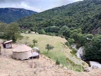 la yourte surplombant la rivière