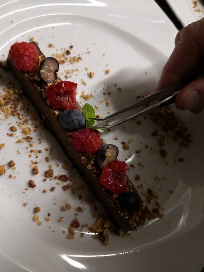 La buchette maison chocolat praliné et ses framboises fraîches