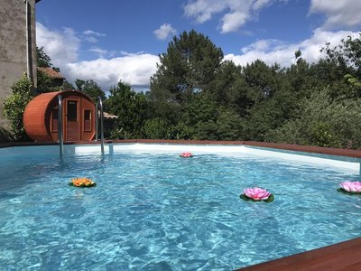 la piscine et ses nénuphars + le sauna