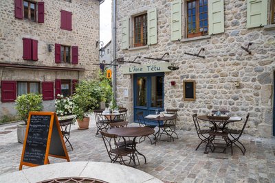 La terrasse sur la place de la Fontaine