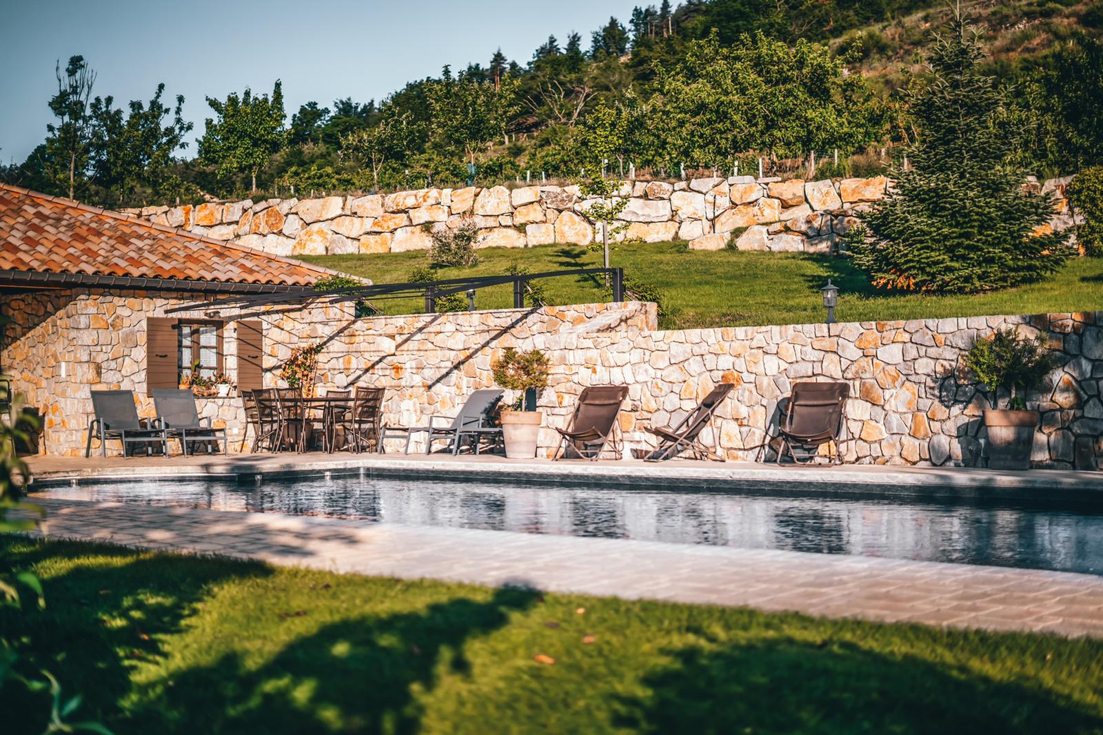 Piscine privative, chauffée & sécurisée. @les_fermes_ardechoises_