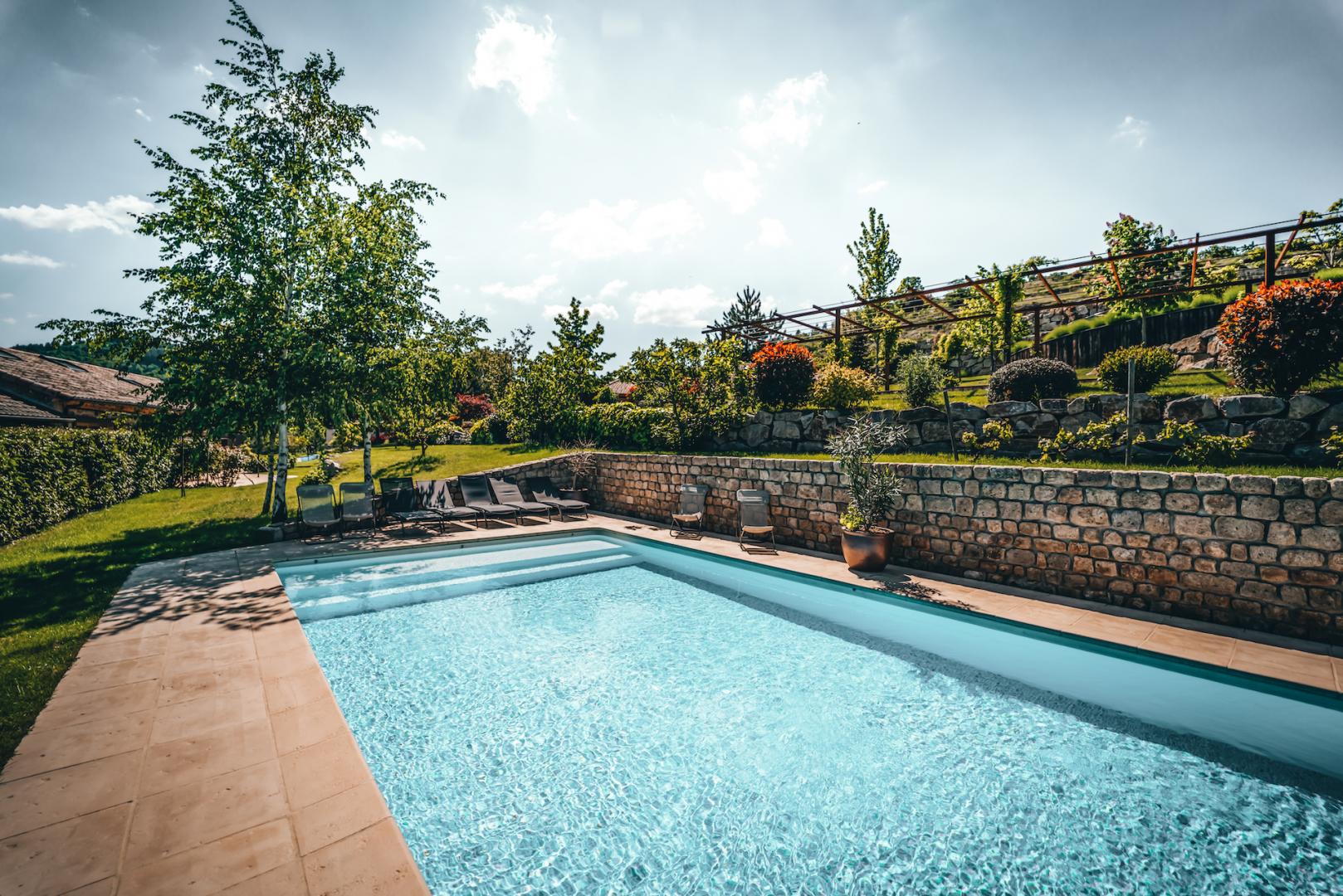 Gîte pour 10 pers. avec sa piscine privative & chauffée de mi-mai à fin septembre. @les_fermes_ardechoises_