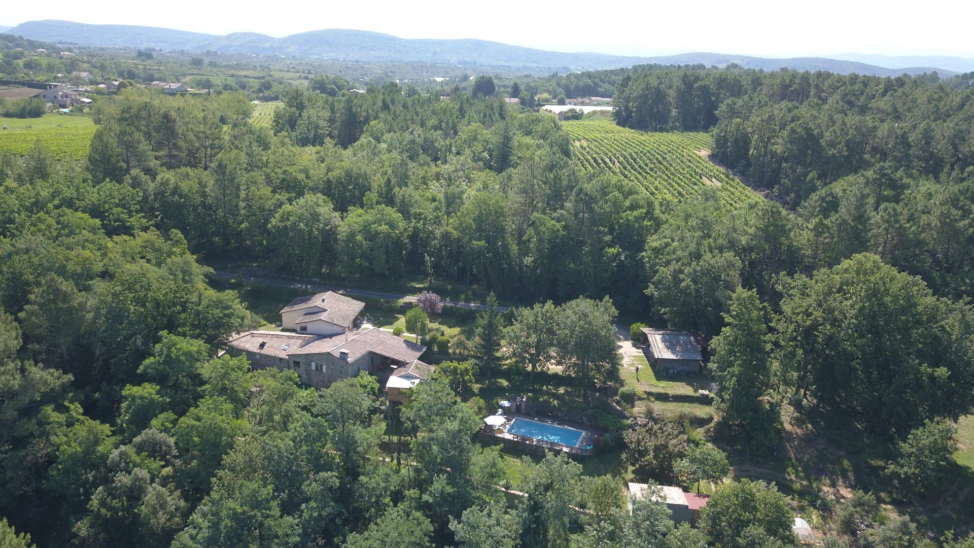 Le Domaine des propriétaires avec le gîte et la piscine à partager
