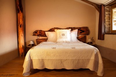 lit double chambre Castanéa dans la chambre d'hôtes Quinte et Sens à Barnas en Ardèche