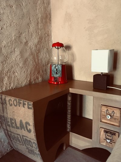 chevet café dans la chambre l'estancot, chambre d'hôtes Quinte et Sens à Barnas en Ardèche