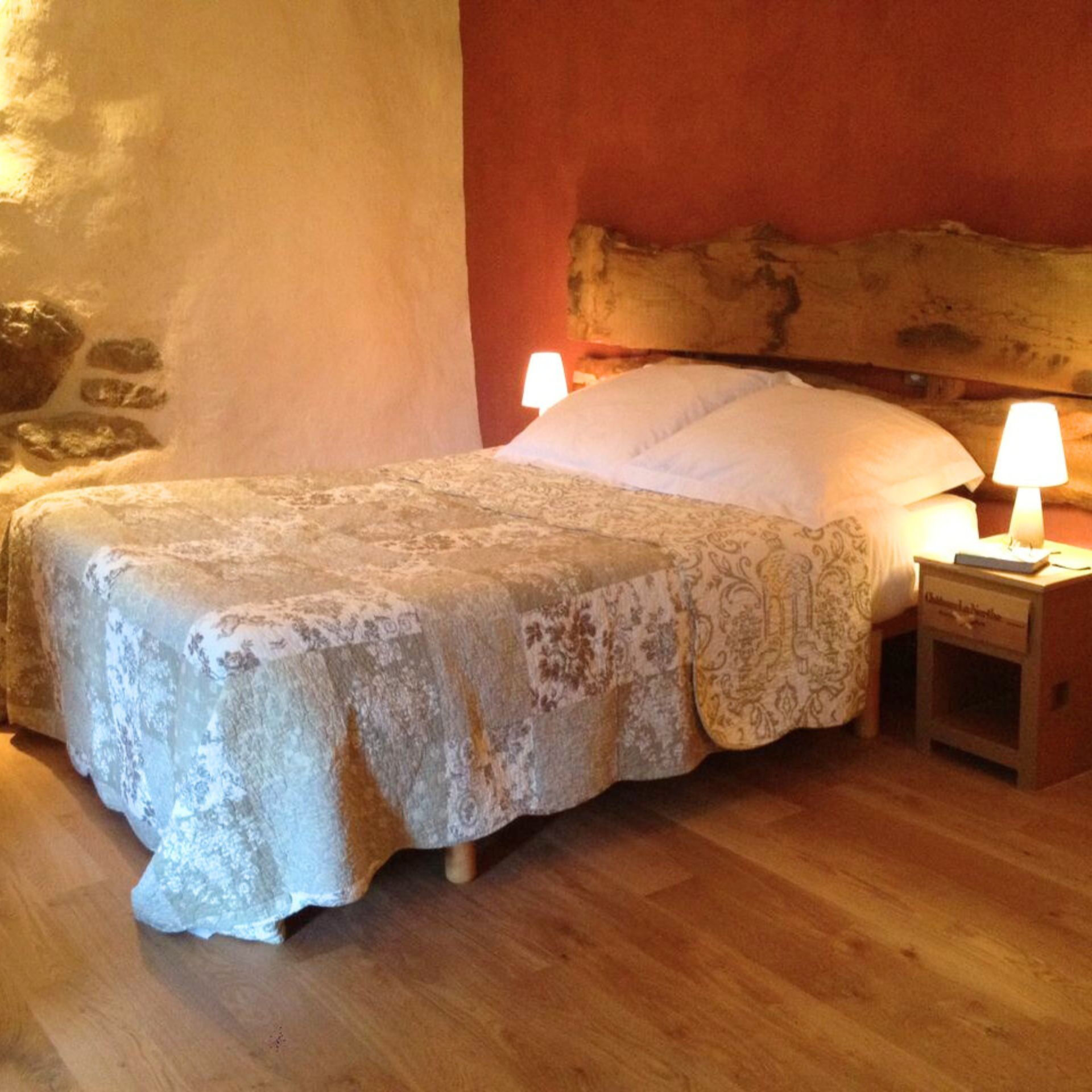 lit double dans la chambre vinum follis, chambre d'hôtes Quinte et Sens à Barnas en Ardèche