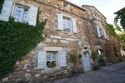 La maison - vue de la place de la croix