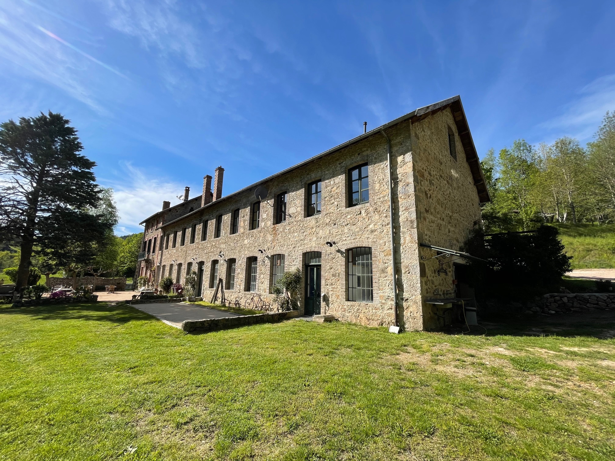 Batisse façade sud et terrain de pétanque