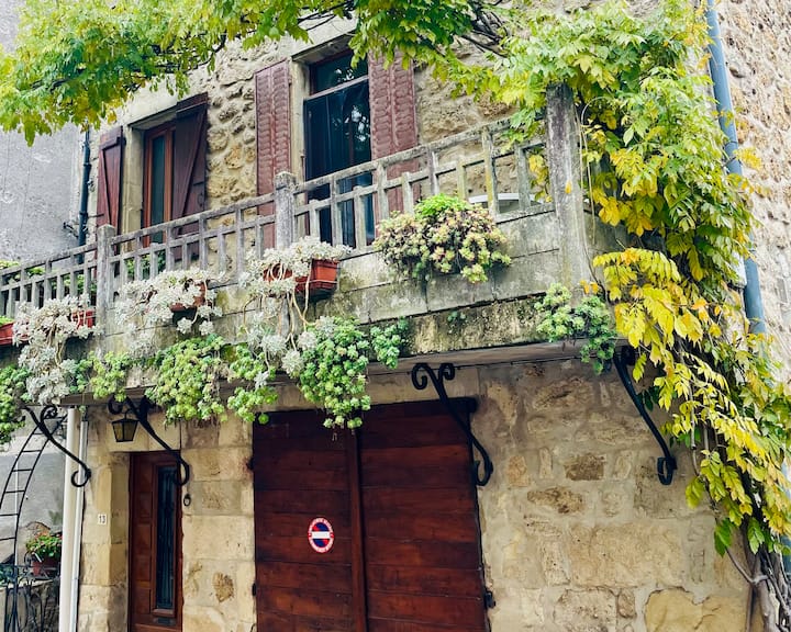 Maison en pierre au cœur d’un village classé_Chassiers