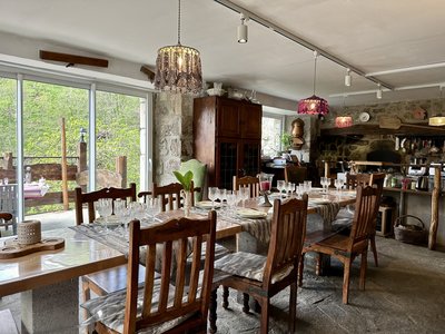 Bel espace séjour salle à manger pour les petits déjeuners et les repas