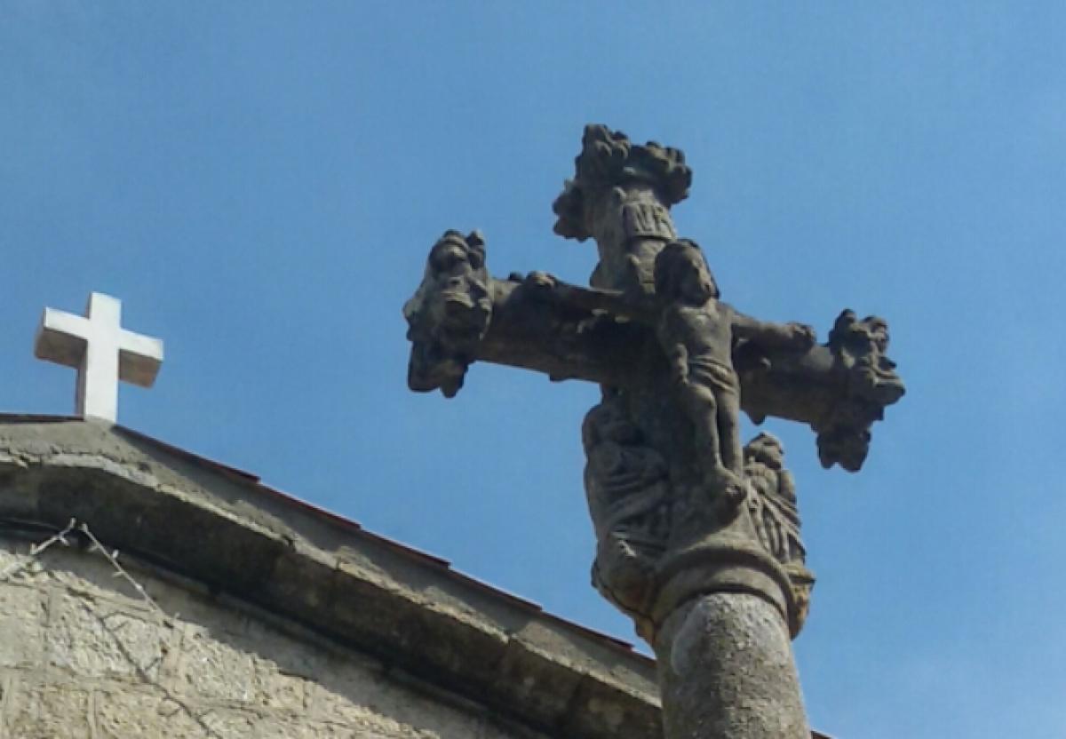Croix devant l'église