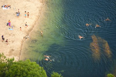 Plage au bord de l'Ardèche à Thueyts