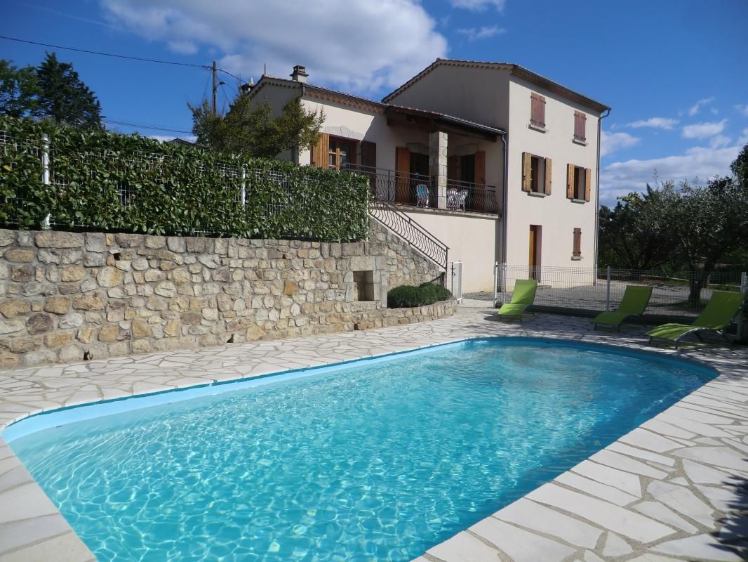Le gîte et sa piscine privative