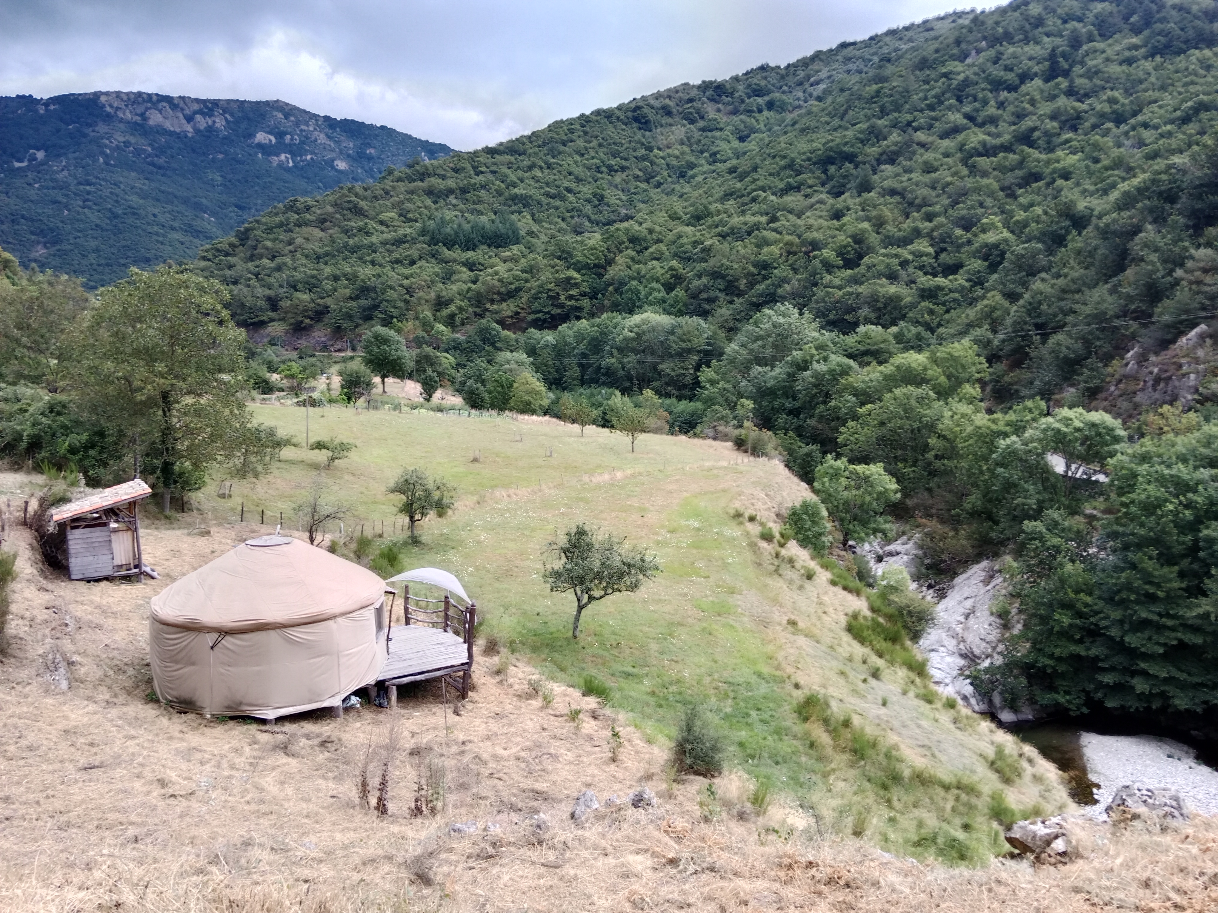 la yourte surplombant la rivière
