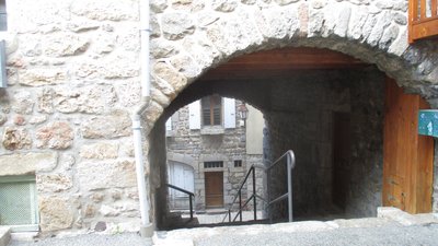 Un passage vouté entre les ruelles