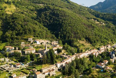 Vue centrée sur le village et son église