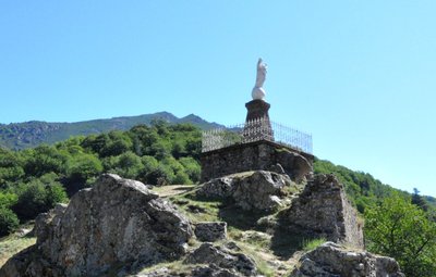 La Statue de la vierge dominant le village