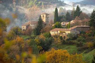 Vue automnale sur l'Eglise romane de Nieigles