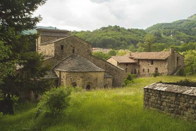 Vue sur l'arrière de l'Eglise et du Prieuré de Clastre