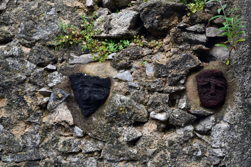 Visages sculptés à Antraigues-sur-Volane