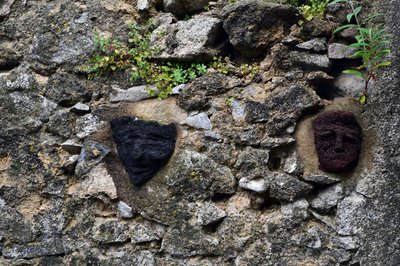 Visages sculptés à Antraigues-sur-Volane
